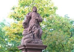 Sochu Panny Marie restauroval Jan Kracík z&nbsp;Prahy.