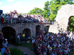 Dobývání hradu Pecka má už tradičně dobrou návštěvnost. Letos přilákalo kolem 1500&nbsp;lidí.